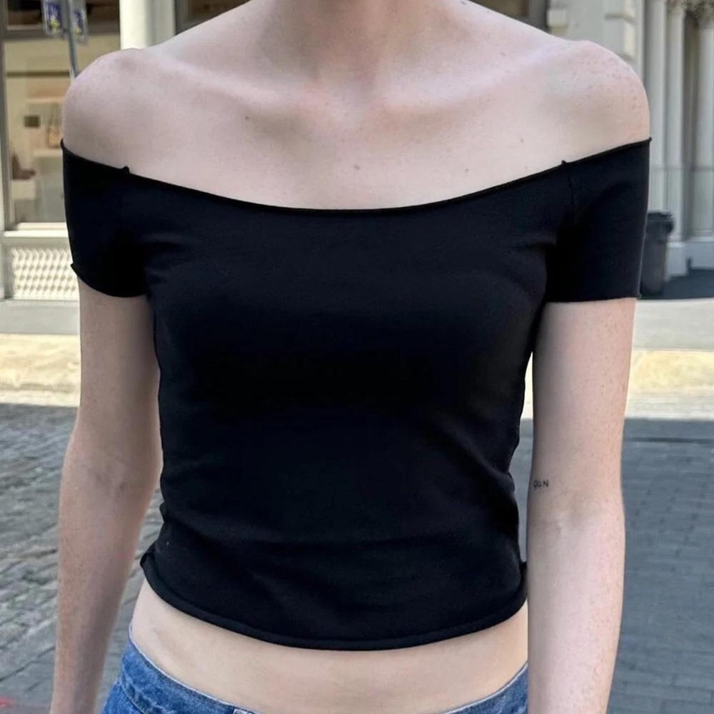 Brandy Melville Bonnie Off-Shoulder Tee – Black – OS